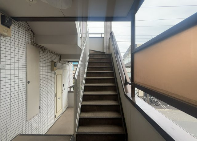 【バルコニー】 | パレ・ドール淵野辺 | 共用部分は、一棟の建物に住む区分所有者全員が共同で所有するとし、共用部分の管理、補修などは、区分所有者で形成される管理組合が行います。個人の判断で勝手に変更することはできませんので覚えておきましょう。