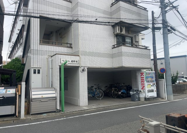 【外観】 | パレ・ドール淵野辺 | 外観はマンション管理がされているかの目安になります。築年数が古いと、壁面は劣化してひび割れが生じることも！建物が古びていても細かいところが修繕されていると、きちんと管理されているなぁと感じるでしょう。