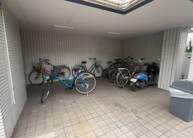 【その他】 | パレ・ドール淵野辺 | 車一台あたりに必要なスペースは、標準サイズの普通自動車で横幅2m50cm、長さ5mは必要になります。ただし、乗降のことも考慮して横幅3m30cm、長さ5m50cmほどは確保できるところを選びましょう。