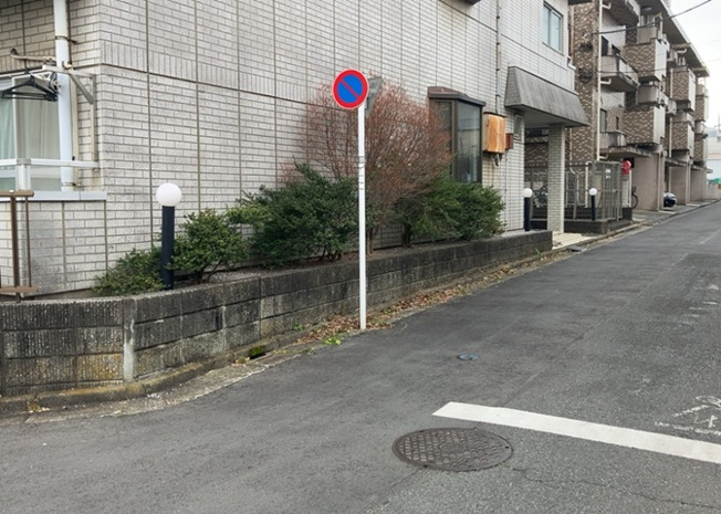 【中庭】 | サンアベニューめじろ台 | 中庭（パティオ）とは、一つの建築物の内部に設けられた、壁などで囲われている庭のことを指します。コの字型、ロの字型が主流ですが、L字型の中庭もあります。最近では、インテリア性の高さからも人気があります。