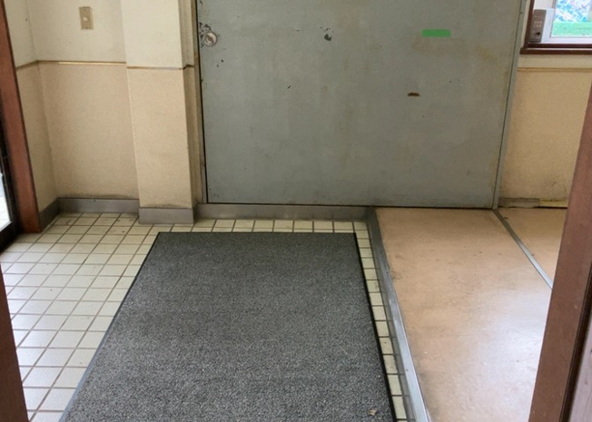 【ロビー】 | サンアベニューめじろ台 | ラウンジは、マンションの共用スペースに椅子やテーブルなどを配置した利用者が寛げる空間です。屋内型ラウンジと屋外型ラウンジがあります。共用部分の管理状況と合わせて、詳細については現地でご確認ください。