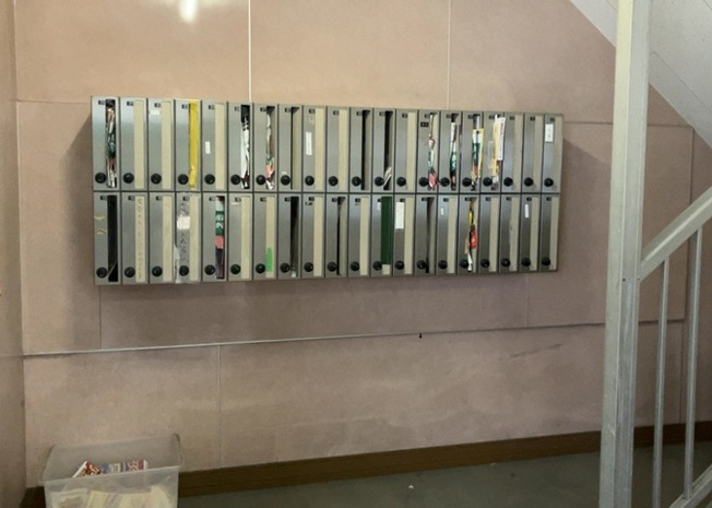 【設備】 | サンアベニューめじろ台 | エントランス付近に設置されている集合ポストは、住んでいる部屋と離れているため、ポストをあさるなど誰かに何かされていても被害に気づきにくいです。入居する時には他人に特定されにくい番号で鍵をかけましょう！