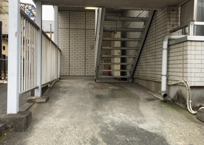 【ロビー】 | サンアベニューめじろ台 | ロビーというと、エントランスと何がちがうの？と思いますよね。実はロビーとエントランスには明確な決まりはありません。物件によっては、エントランスを入って広がるある程度の広さのある空間がロビーとなります。