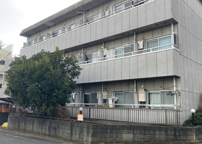 【外観】 | サンアベニューめじろ台 | 隣家の土地はどうなっているのか、生活利便施設が近くにあるのか、学校まで近いかなど、お客様のライフスタイルにあわせたイメージが重要です。また、近くにあると困る施設が近くにないかも確認するといいでしょう。