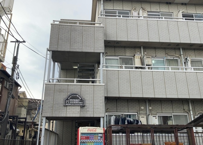 【外観】 | サンアベニューめじろ台 | 道幅が広い場所は日当たりや風通が良好です。幅が広いのですれ違いも可能ですし大きな車でも駐車可能！一方で、大型車が通ることも多くなるため交通量の増加により騒音に繋がります。また土地の値段が高くなります。