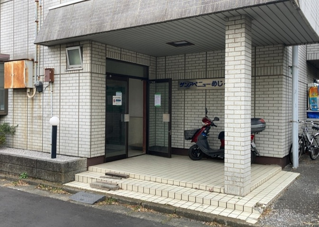 【構造・工法・仕様】 | サンアベニューめじろ台 | ＲＣ造、Reinforced Concreteは直訳すると補強されたコンクリートです。主に柱や梁・床・壁が鉄筋とコンクリートで構成おり、鉄筋を組んだ型枠にコンクリートを流し込んで固めたものを指します。