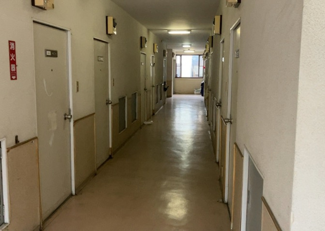 【玄関】 | サンアベニューめじろ台 | 玄関は家の顔でもあり、家族以外の目にも止まる場所です。玄関は外との間を仕切る扉、靴などをしまっておく収納スペース、靴脱ぎのたたきスペース、来客とのやり取りをするドアホンなど複数のアイテムからなります。