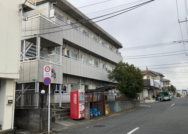 【外観】 | サンアベニューめじろ台 | 外観はマンション管理がされているかの目安になります。築年数が古いと、壁面は劣化してひび割れが生じることも！建物が古びていても細かいところが修繕されていると、きちんと管理されているなぁと感じるでしょう。