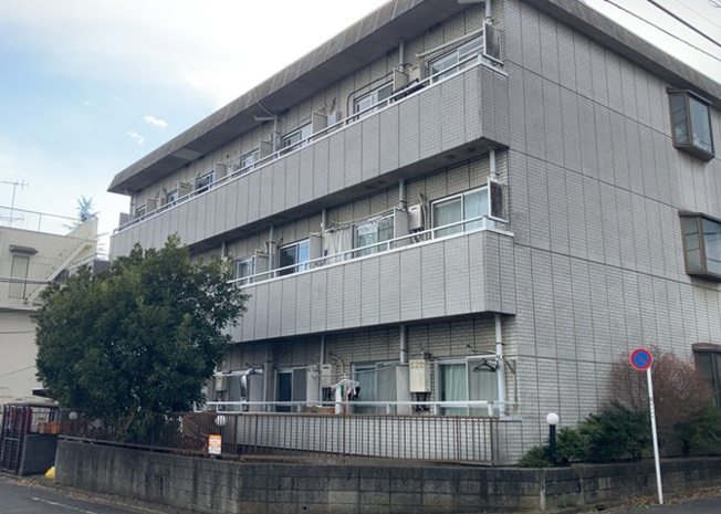 【外観】 | サンアベニューめじろ台 | 一般的なバルコニーは、奥行1.5ｍ程ですが、ワイルドバルコニーは2ｍまで広がっています。そのため洗濯物の間隔をあけ干すことができ、乾きやすいというメリットや、ガーデニングが楽しめる等の特徴があります。