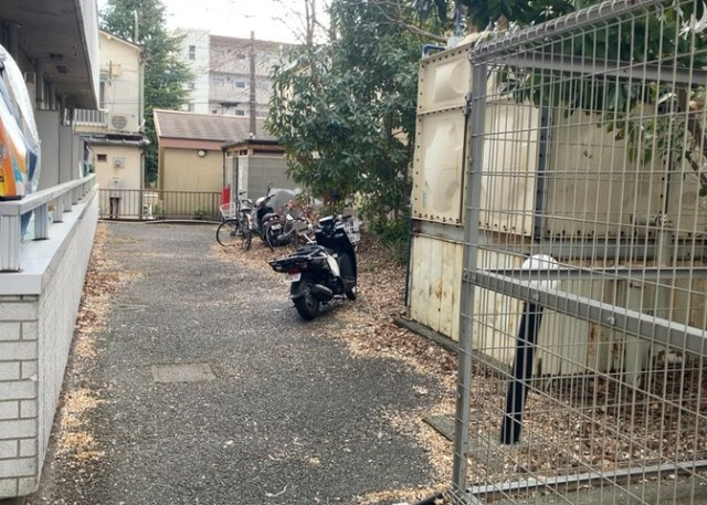 【駐車場】 | サンアベニューめじろ台 | 車一台あたりに必要なスペースは、標準サイズの普通自動車で横幅2m50cm、長さ5mは必要になります。ただし、乗降のことも考慮して横幅3m30cm、長さ5m50cmほどは確保できるところを選びましょう。