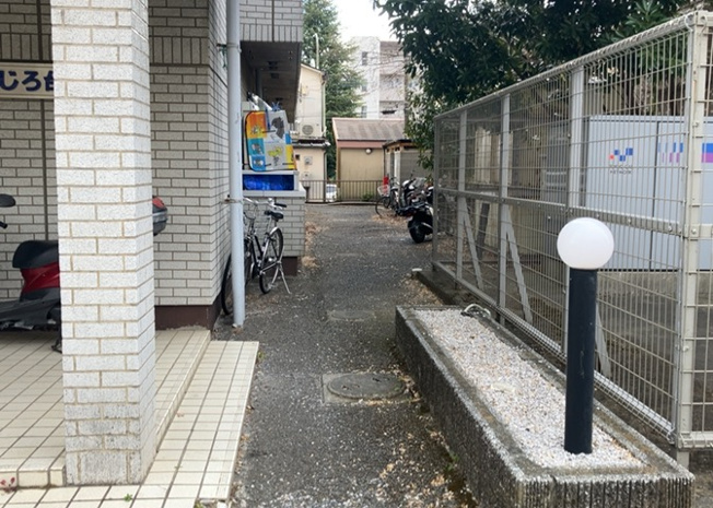 【駐車場】 | サンアベニューめじろ台 | 駐車場と明記されていても、最小スペースでつくられた駐車場だと大型車は駐車できなかったり、出入りしにくくなったりする可能性があります。お車のサイズと購入したい物件の駐車場のサイズを現地で確認しましょう。