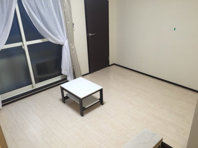 レオネクストエスポワールⅡの居間・リビング|白と茶色を基調としたシンプルなお部屋♪