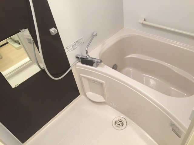 レオネクストエスポワールⅡの浴室|少し広めのお風呂なのでゆったりくつろげます♪