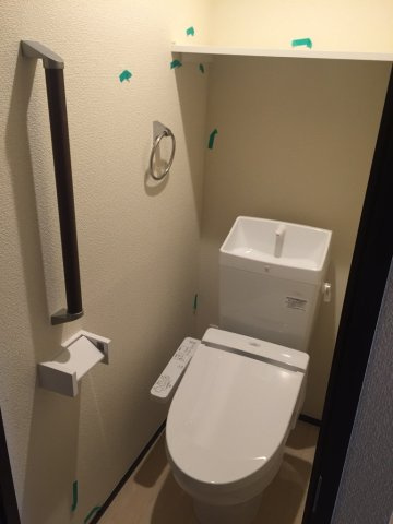 レオネクストエスポワールⅡのその他|トイレ内にはちょっとした棚がございます。