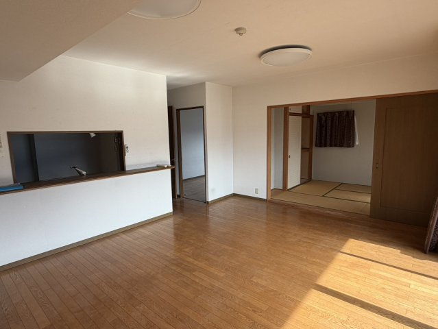 グランドール西条 弐番館の居間・リビング