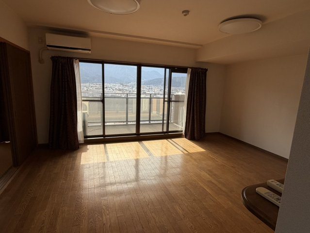 グランドール西条 弐番館の居間・リビング