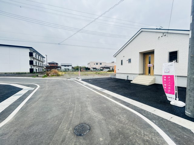 新築　前橋市北代田町第10-1期　クレイドルガーデン　1号棟の前面道路含む現地写真|現地写真　北側接道幅員約ｍ