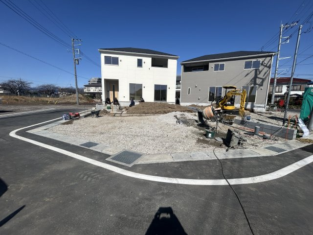 新築　前橋市北代田町第10-1期　クレイドルガーデン　8号棟の前面道路含む現地写真|現地写真　南側接道幅員約ｍ　西側接道幅員約ｍ