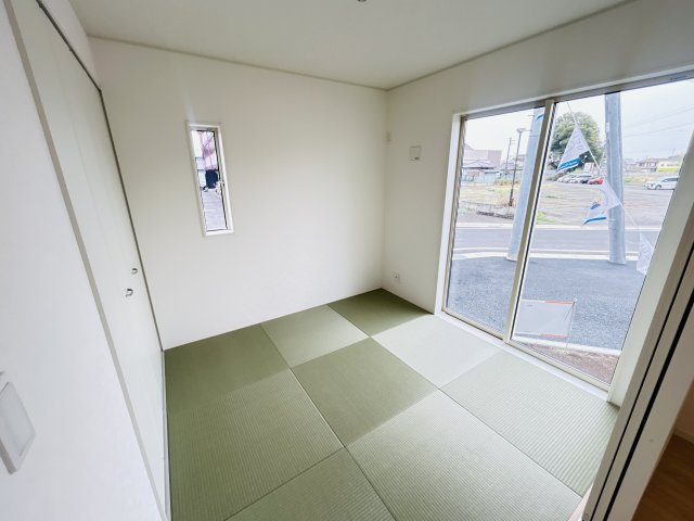 新築　前橋市北代田町第10-1期　クレイドルガーデン　9号棟の和室|現地写真　リビング隣の和室はお子様の遊び部屋としてもちょうどいいですね♪							

