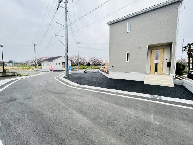 新築　前橋市北代田町第10-1期　クレイドルガーデン　9号棟の前面道路含む現地写真|現地写真　南側接道幅員約ｍ　　東側接道幅員約ｍ