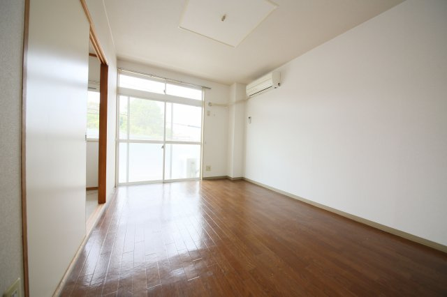 パレス緒川の洋室