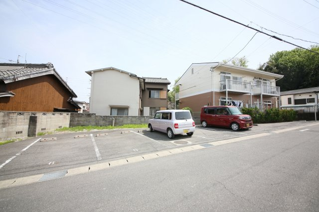 パレス緒川の駐車場