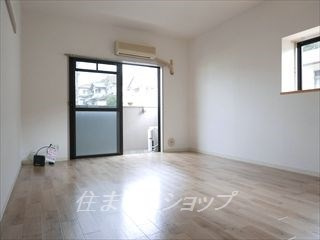 ヴェルドミールの居間・リビング|ゆったり１０帖の洋室。エアコン付き