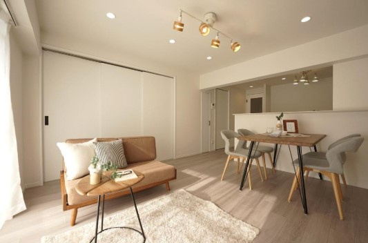 クローバーハイツ森小路二号棟　9階の居間・リビング