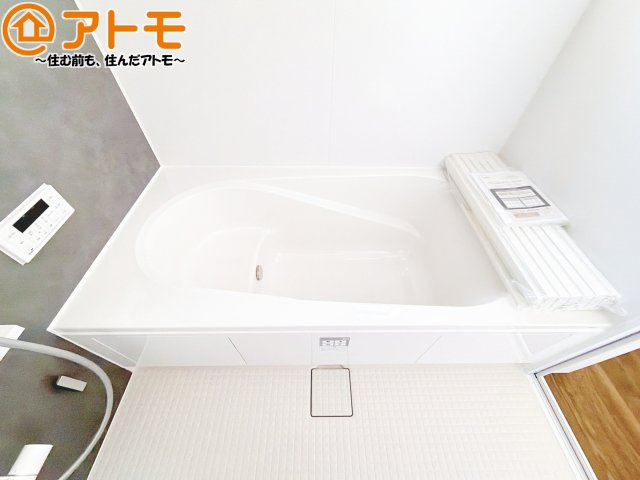 【浴室】 | 清水区三保第2期　新築戸建　2号棟 | お子様やお年寄りが使いやすいだけでなく、半身浴にも便利なベンチタイプの湯舟です。お湯の節約にも！