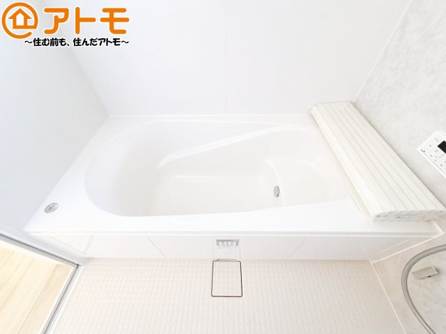 【浴室】 | 清水区三保第2期　新築戸建　1号棟 | お子様やお年寄りが使いやすいだけでなく、半身浴にも便利なベンチタイプの湯舟です。お湯の節約にも！