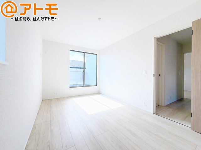 【寝室】 | 清水区三保第2期　新築戸建　1号棟 | バルコニーに面したお部屋なので、布団などの大きなものも楽々干せます♪