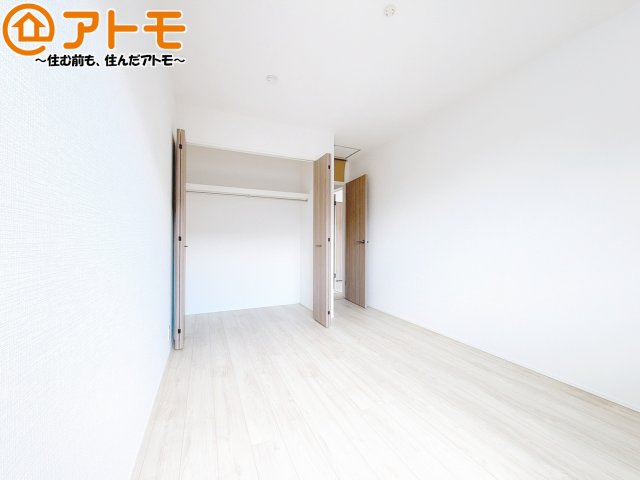 【子供部屋】 | 清水区三保第2期　新築戸建　1号棟 | 収納スペースもしっかり確保したお部屋は、収納家具の数も減らせるのでお部屋を広く使えます！