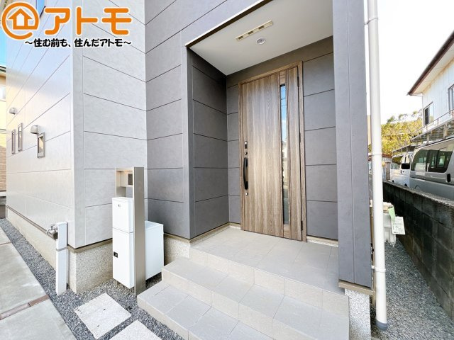 【玄関】 | 清水区三保第2期　新築戸建　1号棟 | 落ち着いた色合いの玄関はダブルロックで防犯性に優れた仕様になっています♪