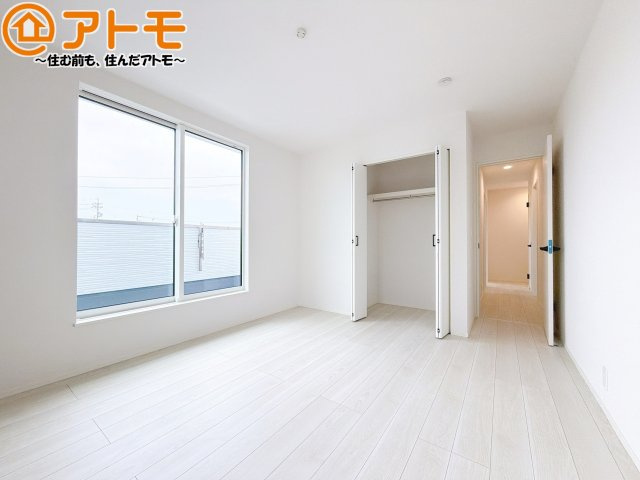 【寝室】 | 清水区蜂ヶ谷南町第1期　新築戸建　2号棟 | バルコニーに面したお部屋なので、布団などの大きなものも楽々干せます♪