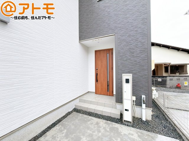 【玄関】 | 清水区蜂ヶ谷南町第1期　新築戸建　2号棟 | 落ち着いた色合いの玄関はダブルロックで防犯性に優れた仕様になっています♪