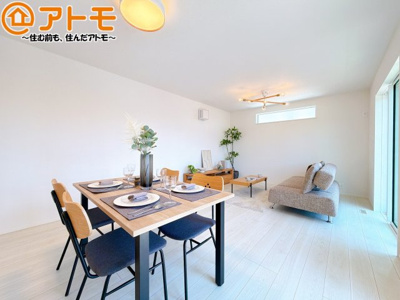 【居間・リビング】 | 清水区蜂ヶ谷南町第1期　新築戸建　2号棟 | 日当たりのよいリビングは、一年を通してぽかぽかとしています。家族が自然と集まる空間になりそうですね♪