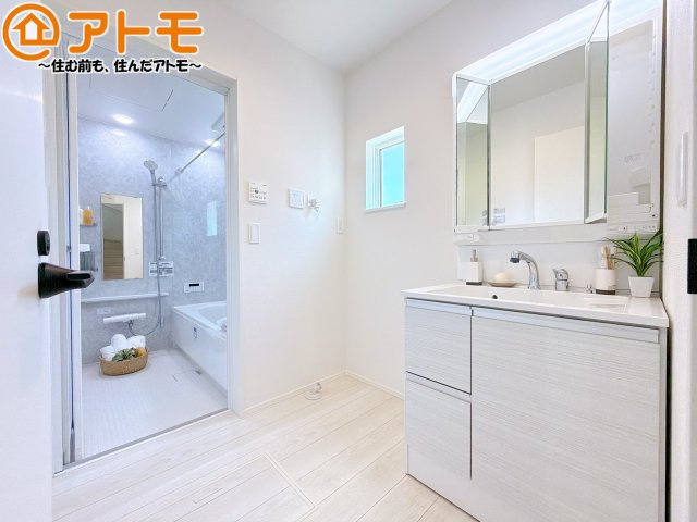 【独立洗面台】 | 清水区蜂ヶ谷南町第1期　新築戸建　2号棟 | シャワータイプの洗面台は、洗濯物の土汚れなどの予洗いもしやすいため、お子様のいるご家庭でも大活躍！