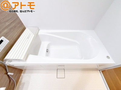 【浴室】 | 清水区蜂ヶ谷南町第1期　新築戸建　1号棟 | お子様やお年寄りが使いやすいだけでなく、半身浴にも便利なベンチタイプの湯舟です。お湯の節約にも！
