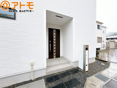 【玄関】 | 清水区蜂ヶ谷南町第1期　新築戸建　1号棟 | 落ち着いた色合いの玄関はダブルロックで防犯性に優れた仕様になっています♪