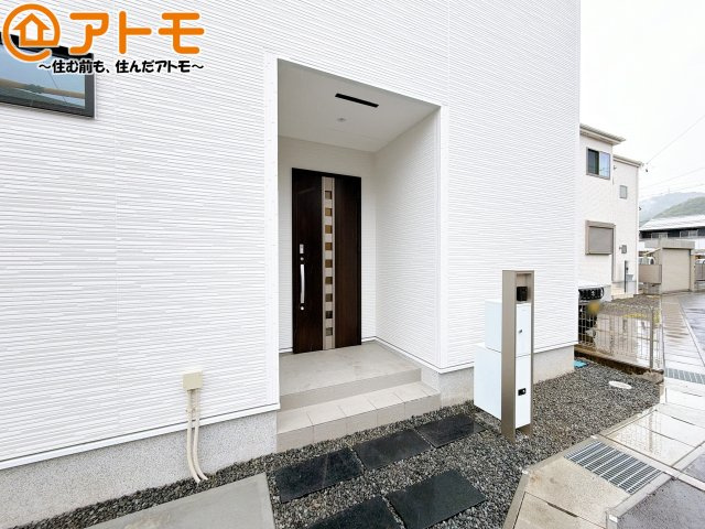 【玄関】 | 清水区蜂ヶ谷南町第1期　新築戸建　1号棟 | 落ち着いた色合いの玄関はダブルロックで防犯性に優れた仕様になっています♪