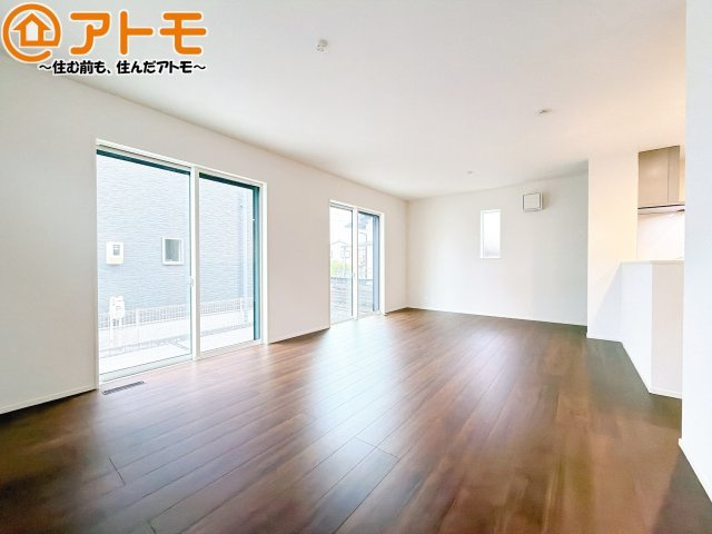【居間・リビング】 | 清水区蜂ヶ谷南町第1期　新築戸建　1号棟 | 日当たりのよいリビングは、一年を通してぽかぽかとしています。家族が自然と集まる空間になりそうですね♪