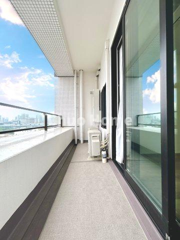 ガレリアグランデのバルコニー|【バルコニー】幅もあって、奥行きもあるゆとりのバルコニー。洗濯物を干したり乾かしたりだけでなく、ただ出てみるだけでも気持ちいいですよ。