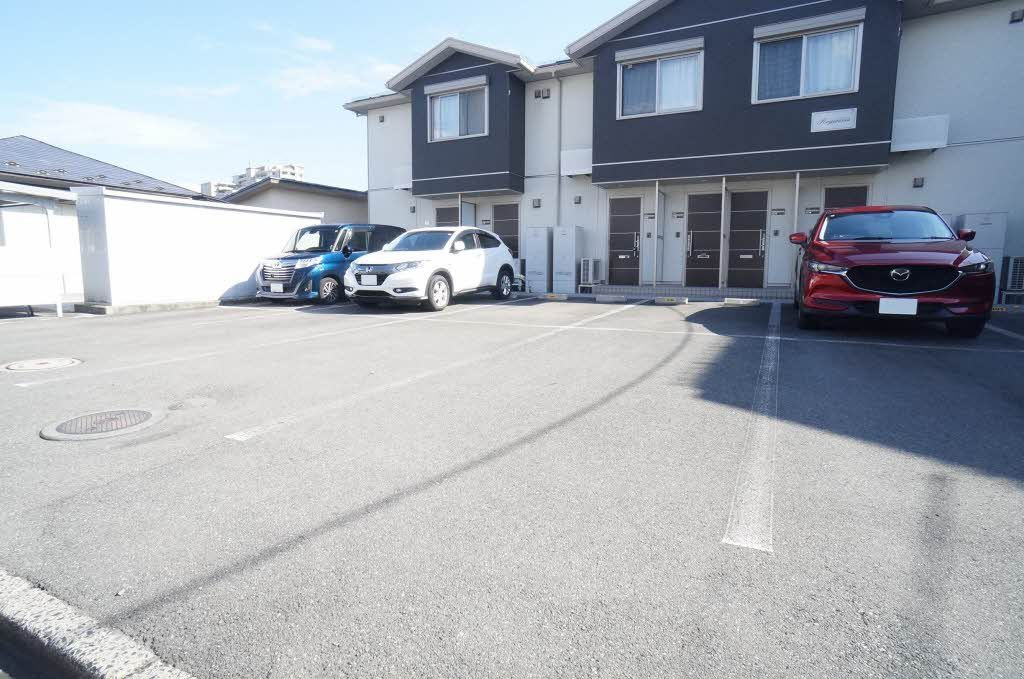 レジナスの駐車場