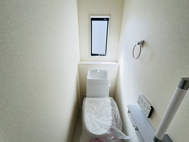 新築　高崎市箕郷町生原第７　Livele Garden.S　4号棟のトイレ|現地写真　節水タイプのウォシュレット付きトイレ、水道料節約に一役買います！
