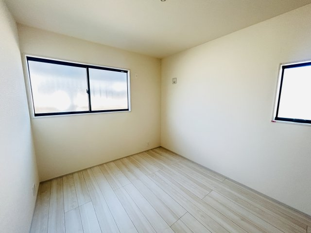 新築　高崎市箕郷町生原第７　Livele Garden.S　4号棟の洋室|現地写真　日当たりと風通しの良い二面採光♪						
					
					
