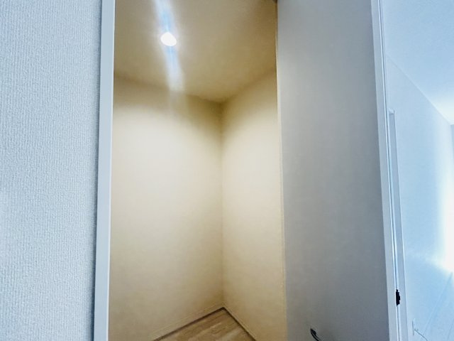 新築　高崎市箕郷町生原第７　Livele Garden.S　4号棟の収納|現地写真　主寝室の大型のウォークインクローゼットは収納ラクラク、お部屋スッキリ♪							
