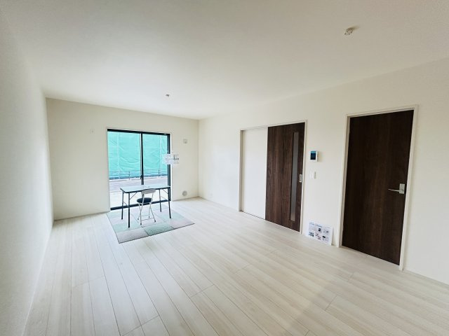 新築　高崎市箕郷町生原第７　Livele Garden.S　4号棟の居間・リビング|現地写真　家族の会話が弾む対面キッチン。お子様の様子も確認できて安心ですね。　
