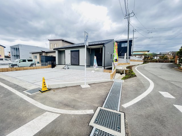 新築　高崎市箕郷町生原第７　Livele Garden.S　4号棟の前面道路含む現地写真|現地写真　南側接道幅員約5ｍ　東側接道幅員約4ｍ