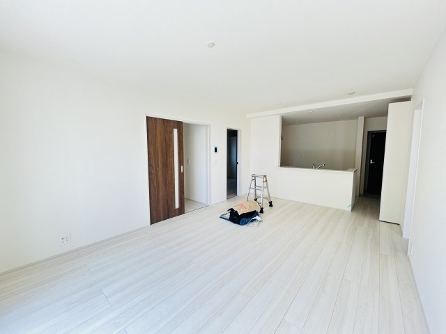 新築　高崎市箕郷町生原第７　Livele Garden.S　4号棟の居間・リビング|現地写真　17帖の広々リビングはご家族みんなでゆったりくつろげます♪

