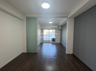 【居間・リビング】 | コンフォリア阿波座 | 落ち着いたモダン・シックなデザインのお部屋です！